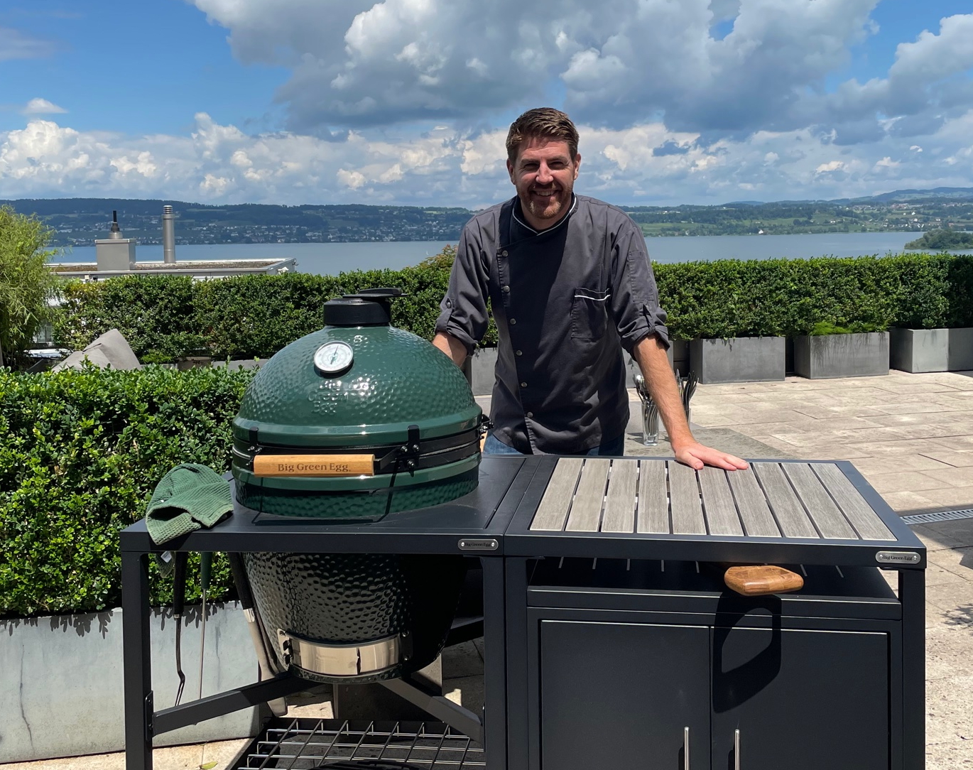 Big Green Egg Grill Zürich See Big Green Egg Head Kevin Feierabend in Pfäffikon SZ mit toller Aussicht auf den Zürichsee. Hier mit einem Big Green Egg Modularem Tischsystem, der Outdoorküche für das Big Green Egg.